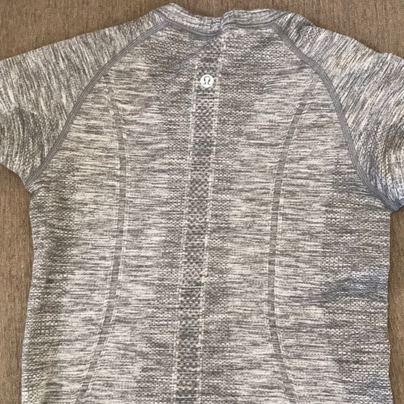 Women’s short sleeve lululemon tee - Picture 2 of 2